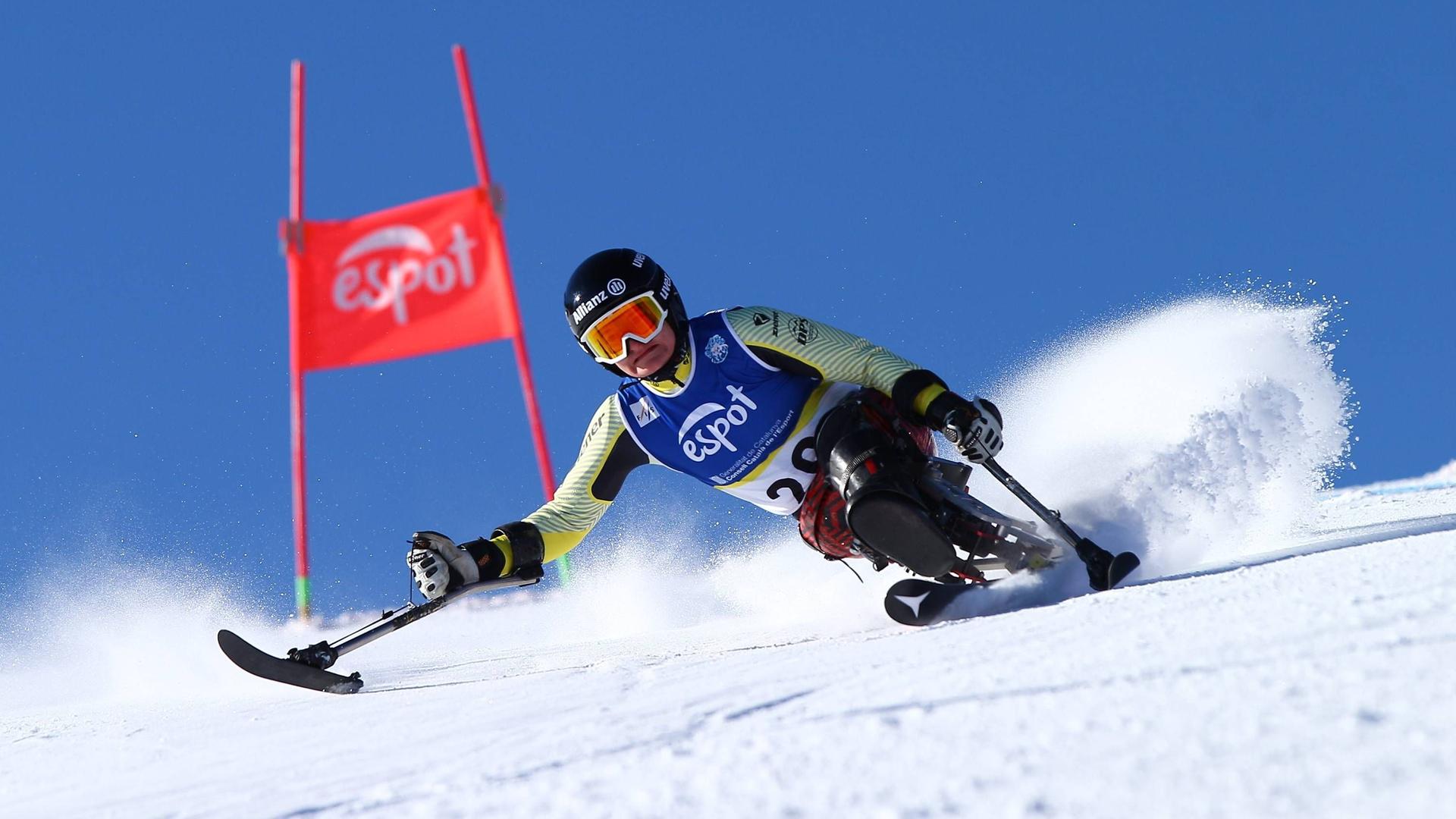 Anna-Lena Forster umfährt mit ihrem Monoski ein Tor im Riesenslalom. 