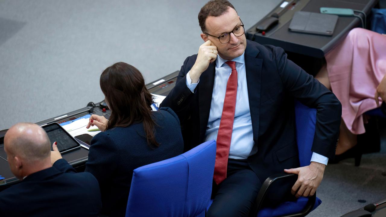 Jens Spahn sitzt auf einem Stuhl im Bundestag und dreht sich weg Jens Spahn sitzt auf einem Stuhl im Bundestag und dreht sich weg