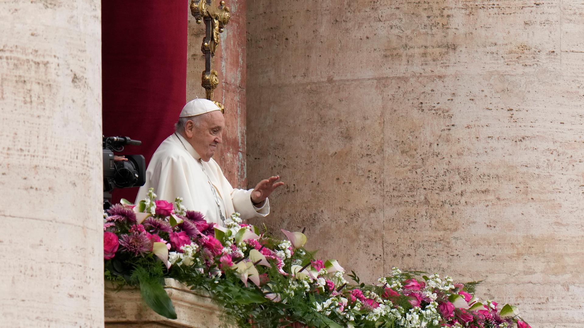 Papst Franziskus winkt den Gläubigen von der zentralen Loge des Petersdoms am Ostersonntag aus zu, bevor er den Segen "Urbi et Orbi" erteilt.