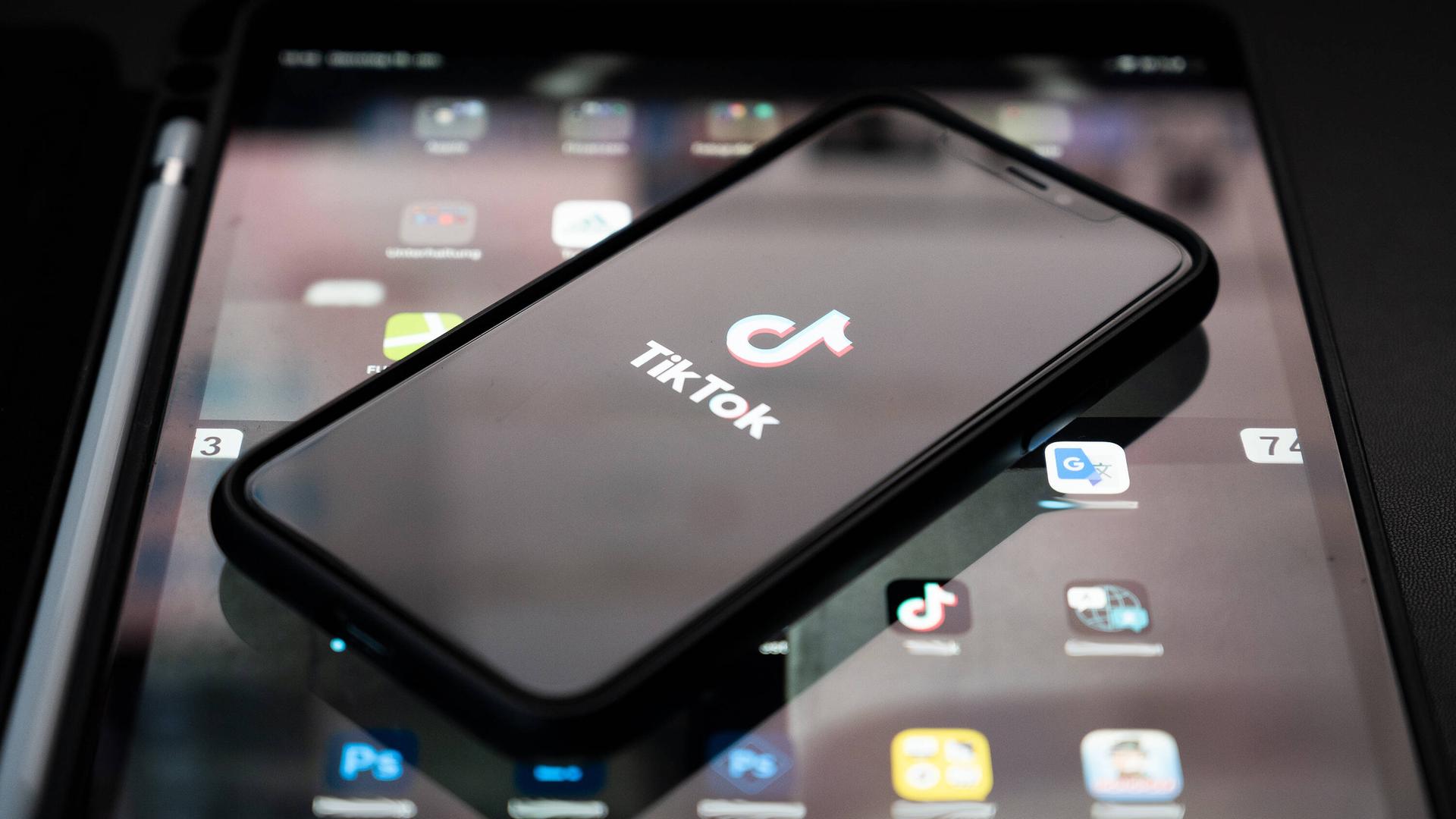Ein Handy mit TikTok-Logo auf dem Bildschirm.