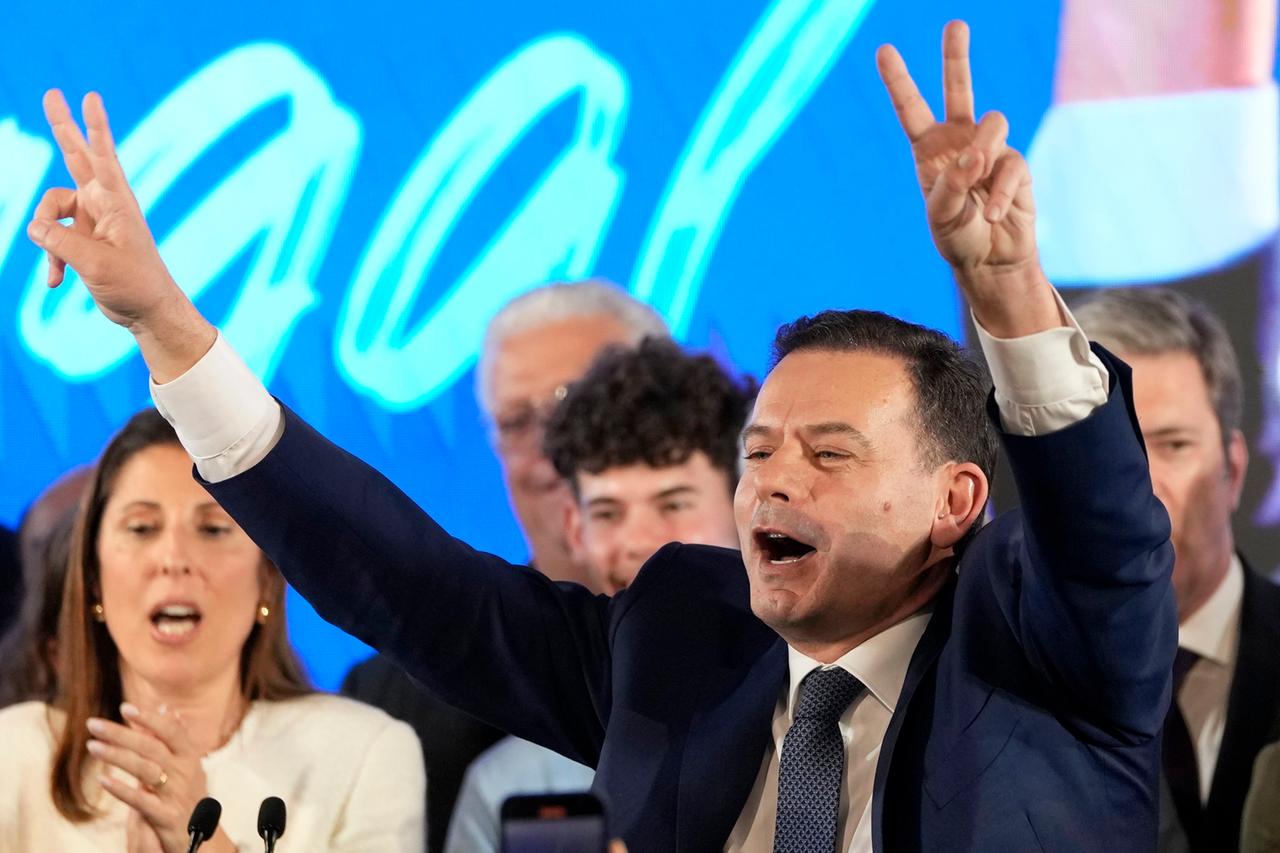 Portugal, Lissabon: Luis Montenegro, Vorsitzender der Mitte-Rechts-Partei Demokratische Allianz, hält eine Rede vor Anhängern und hält beide Hände ausgestreckt. 