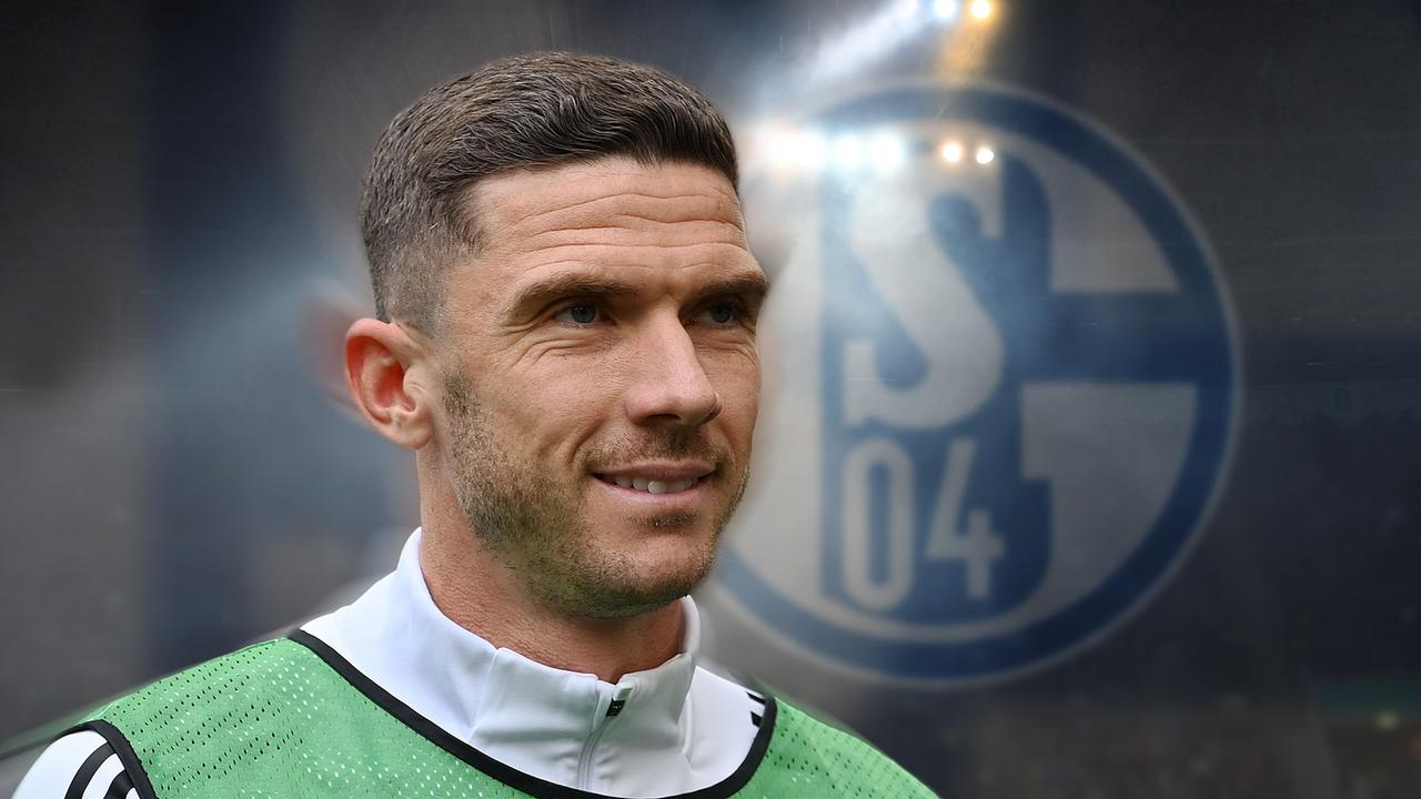 Die Montatge zeigt den Oberkörper des lächelnden Gosens in einem grünen Trainings-Leibchen. Dahinter unscharf das Wappen von Schalke 04 vor einem dunklen Hintergrund.