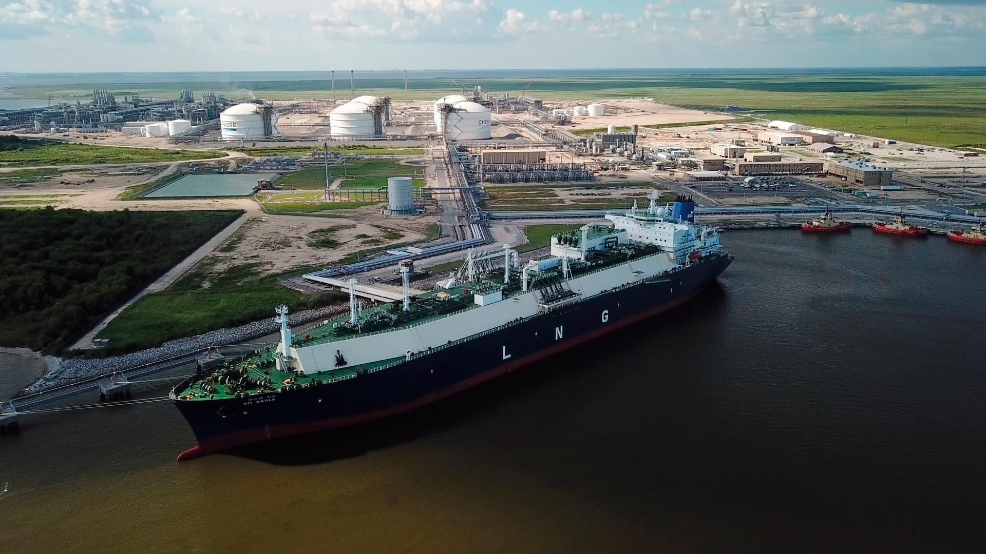 Ein Transportschiff ankert vor dem LNG-Terminal in Cameron Parish, Louisiana.