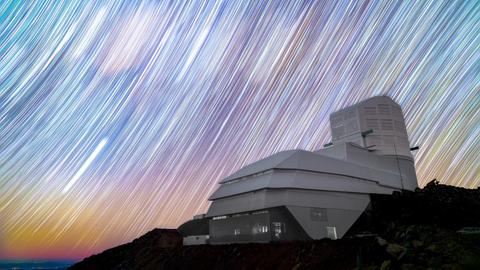 Das Rubin-Observatorium auf dem Cerro Pachón unter dem Sternenhimmel – durch die lange Belichtung hat die Erddrehung die Sterne zu langen Spuren werden lassen. 