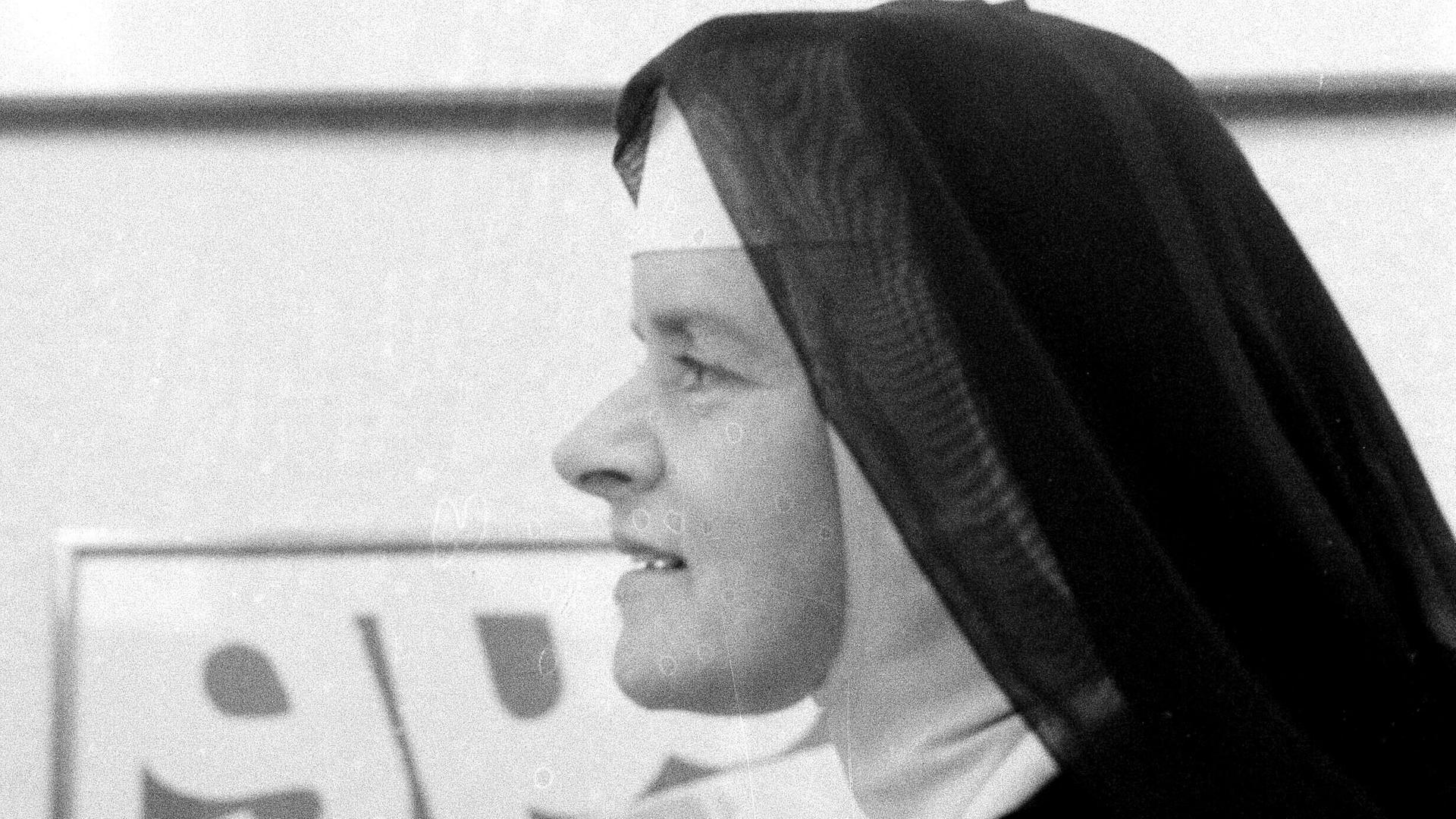 Die Künstlerin Corita Kent im Jahr 1965 in Nonnentracht. Die Künstlerin Corita Kent im Jahr 1965 in Nonnentracht.
