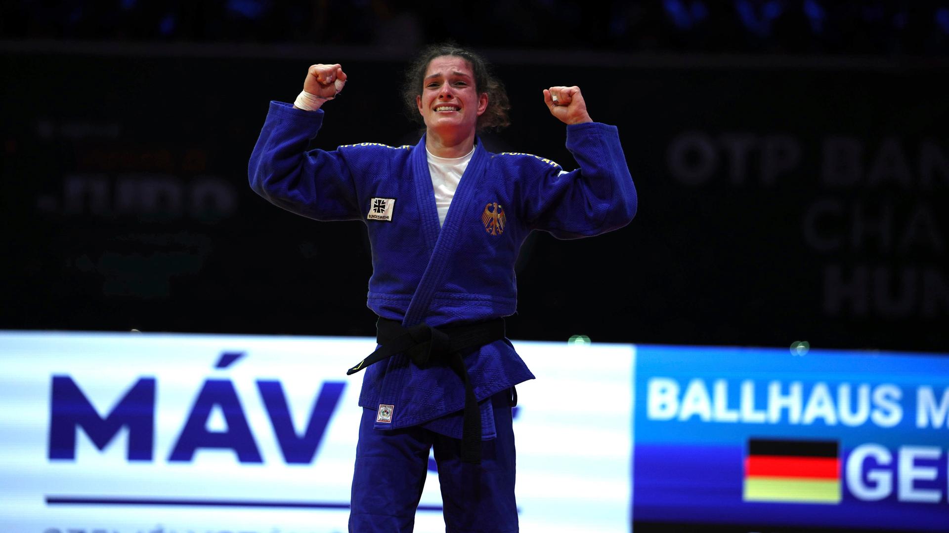 Die Judoka Mascha Ballhaus im blauen Kimono reckt die Arme in die Höhe. Die Judoka Mascha Ballhaus im blauen Kimono reckt die Arme in die Höhe.