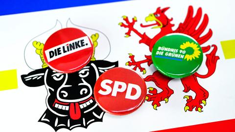 Parteianstecker von SPD, Die Linke und Die Grünen li8egen auf dem Wappen von Mecklenburg-Vorpommern