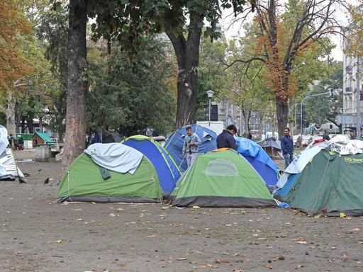Flüchtlinge haben in der serbischen Hauptstadt Belgrad Zelte aufgeschlagen. 