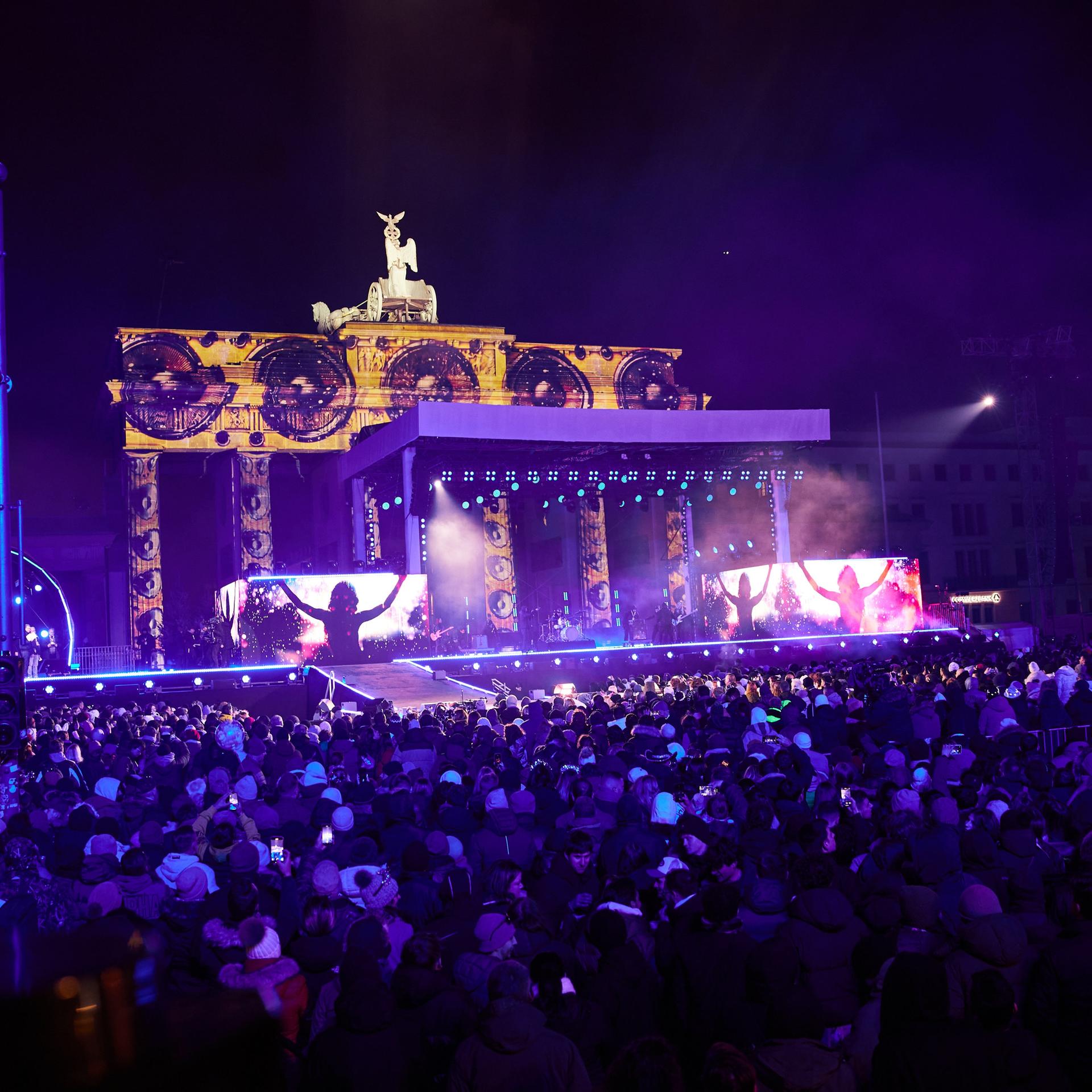 Eine große Feier vor dem Brandenburger Tor in Berlin.