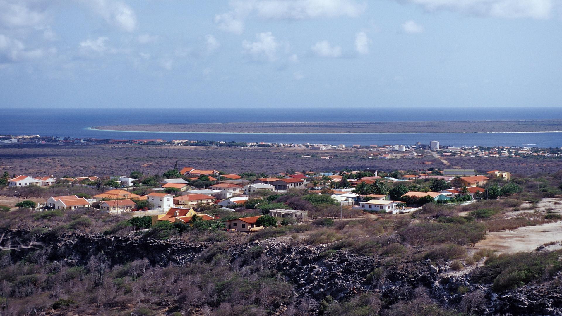 Blick auf die Dörfer Kralendijk und Klein Bonaire auf der Insel Bonaire in den Niederländischen Antillen
