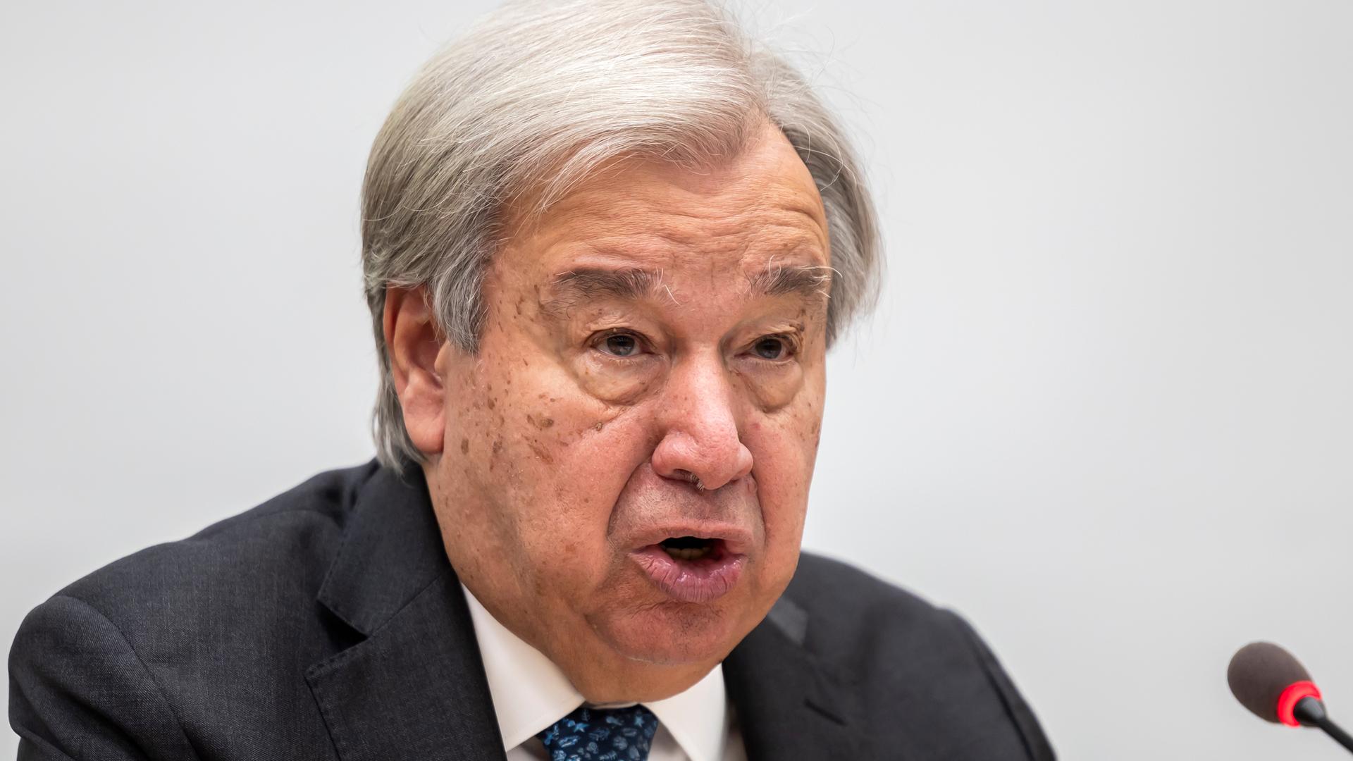 UNO-Generalsekretär Guterres Antonio Guterres spricht in ein Mikrofon. UNO-Generalsekretär Guterres Antonio Guterres spricht in ein Mikrofon.
