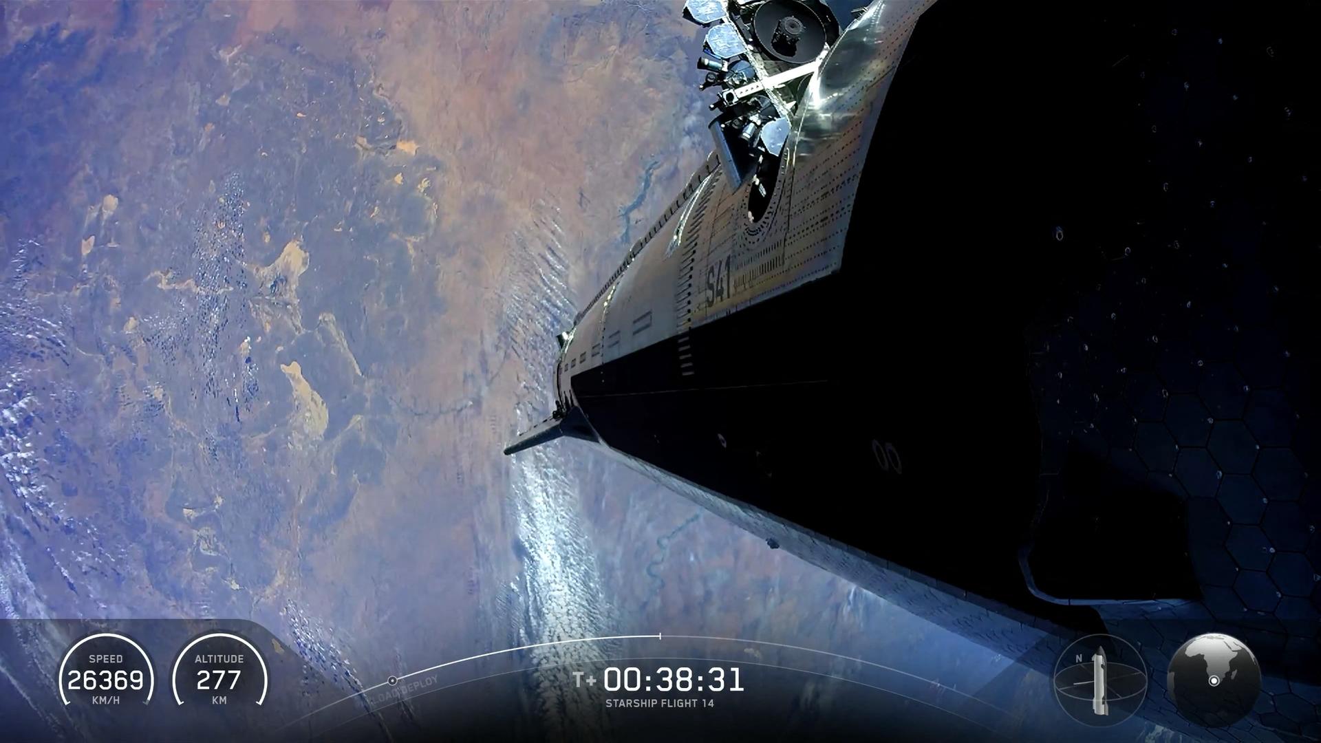 Ein Bildschirm-Foto aus einem Live-Webcast von SpaceX zeigt, wie die Rakete Starship -Satelliten in die Umlaufbahn bringt.