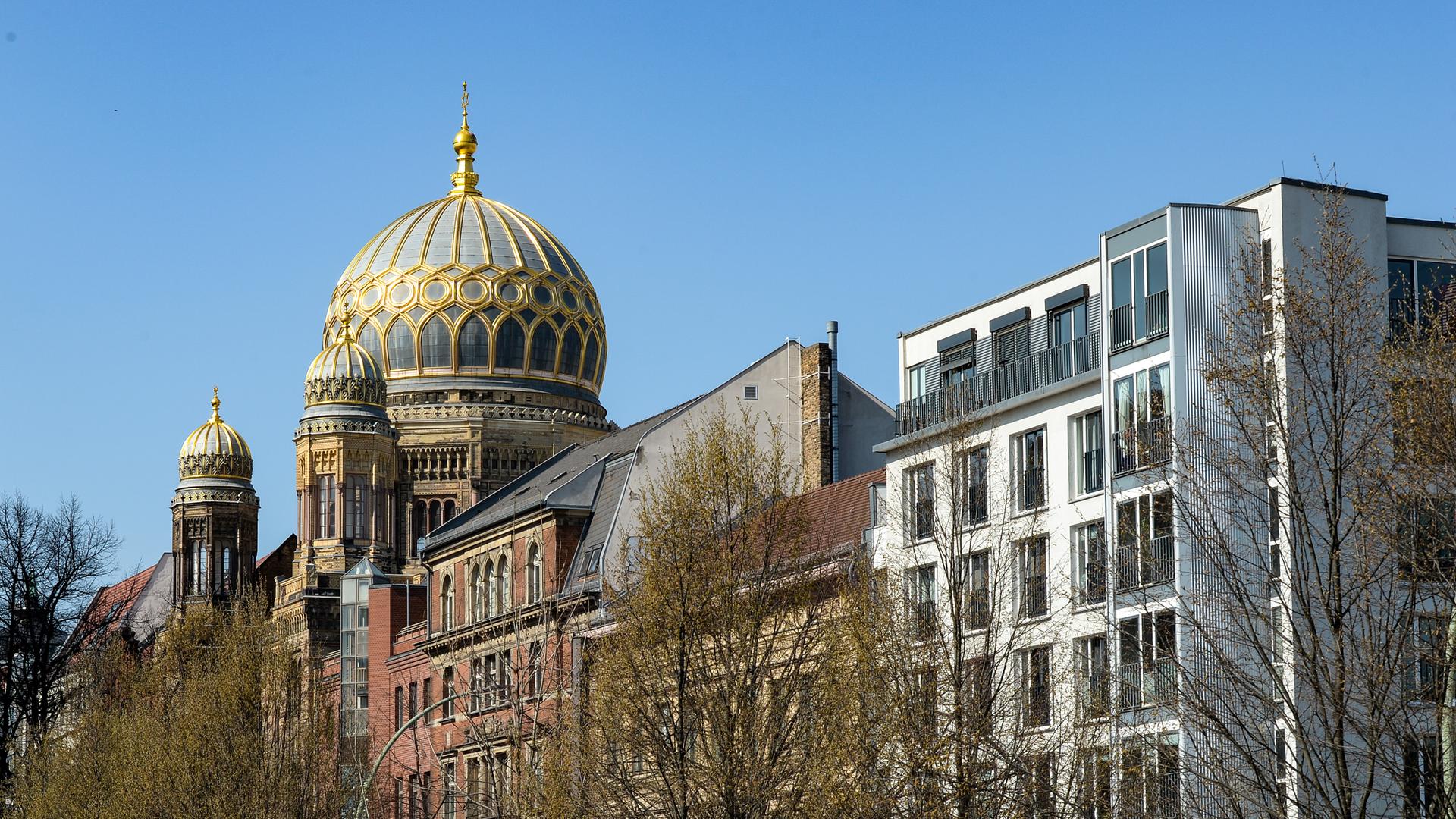 Die Neue Synagoge, Centrum Judaicum, in der Oranienburger Straße in Berlin. Die Neue Synagoge, Centrum Judaicum, in der Oranienburger Straße in Berlin.