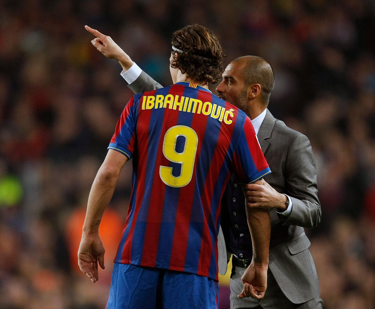 Fußballspieler Zlatan Ibrahimović und sein Trainer Pep Guardiola in einem Spiel des FC Barcelona