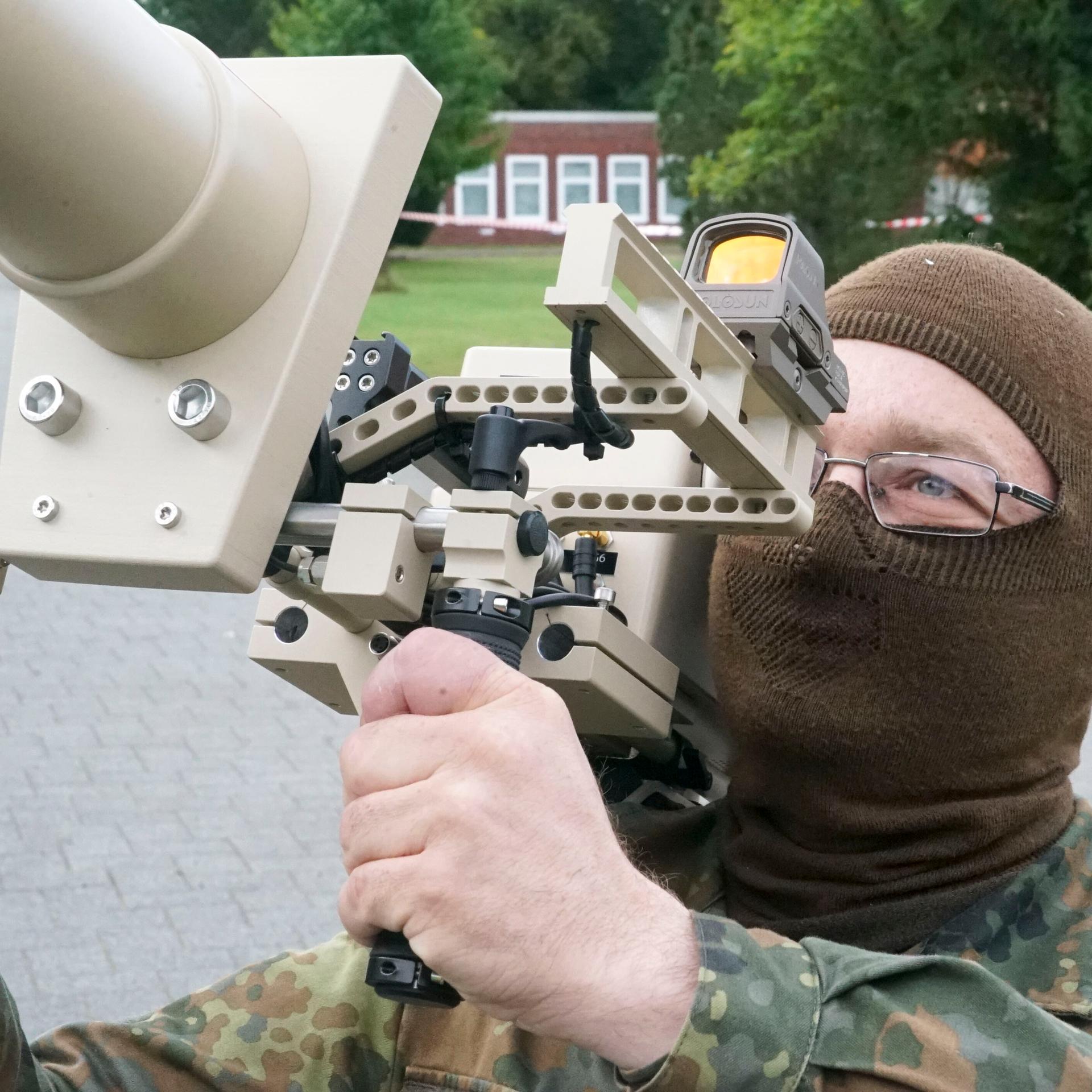 Die Bundeswehr präsentiert Geräte zur Drohnenabwehr.