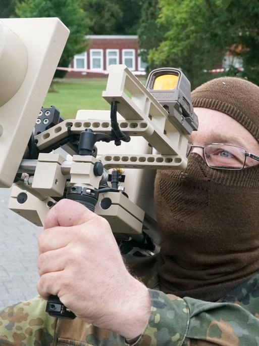Die Bundeswehr präsentiert Geräte zur Drohnenabwehr.