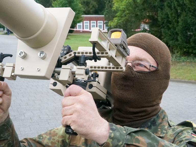 Die Bundeswehr präsentiert Geräte zur Drohnenabwehr.