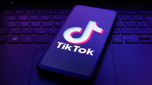 Das Logo von Tiktok auf einem Smart-Phone, das auf einer Tastatur liegt.