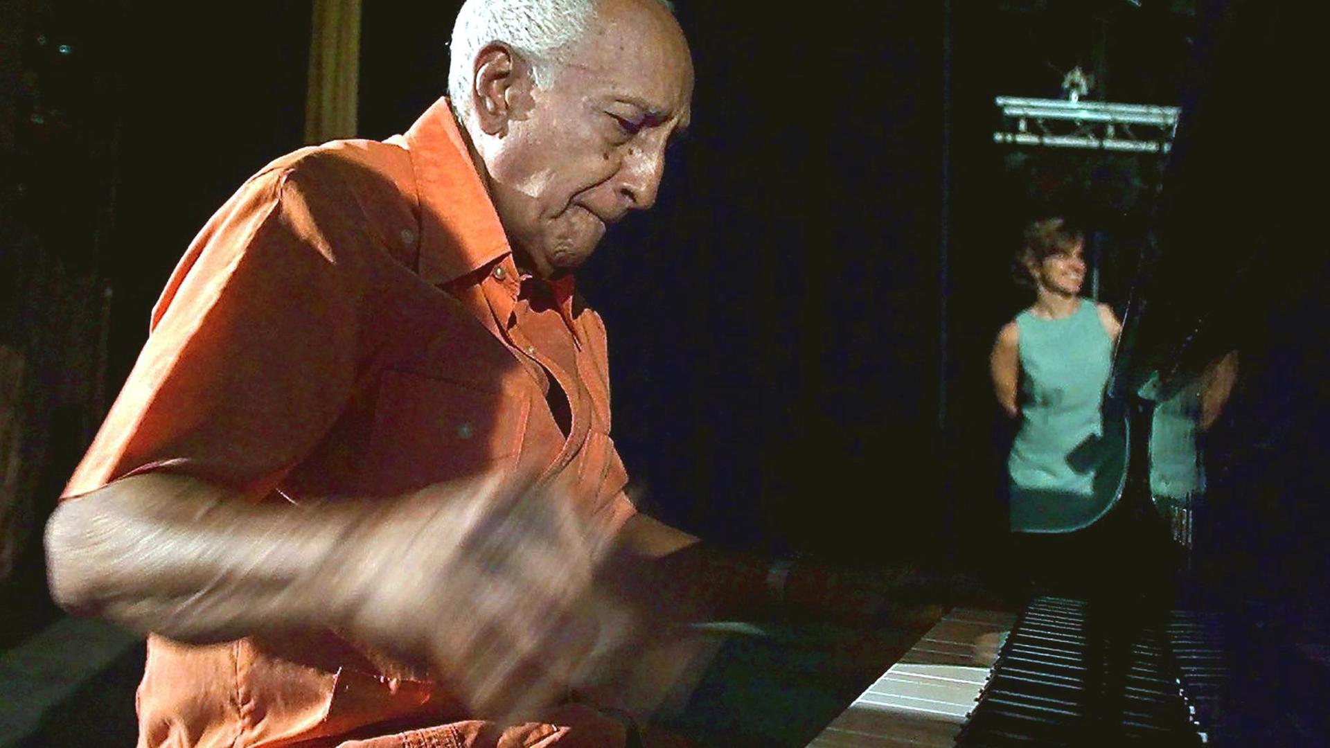 Der Pianist Rubén González, einstiges Mitglied des "Buena Vista Social Club", am Piano (aufgenommen am 11. August 2000)