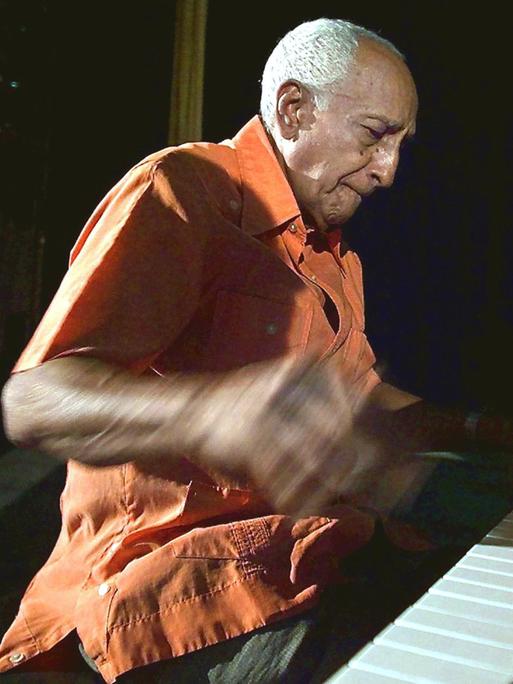 Der Pianist Rubén González, einstiges Mitglied des "Buena Vista Social Club", am Piano (aufgenommen am 11. August 2000)
