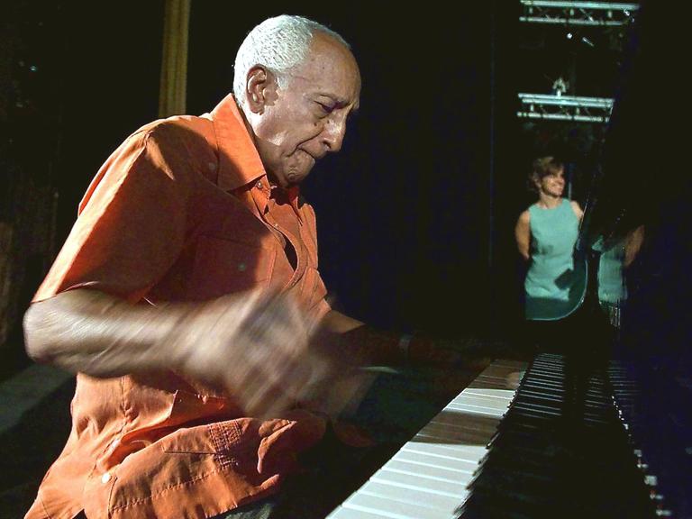 Der Pianist Rubén González, einstiges Mitglied des "Buena Vista Social Club", am Piano (aufgenommen am 11. August 2000)