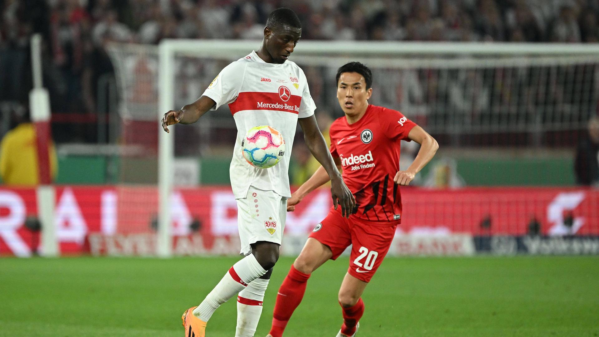 Halbfinale im DFB-Pokal: Zweikampf zwischen Guirassy (links, VfB Stuttgart) und Hasebe (Eintracht Frankfurt). Halbfinale im DFB-Pokal: Zweikampf zwischen Guirassy (links, VfB Stuttgart) und Hasebe (Eintracht Frankfurt).