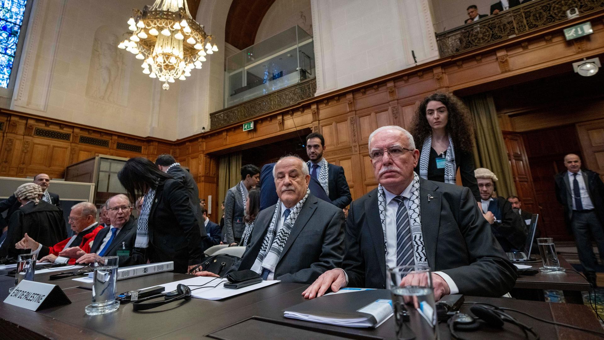 Den Haag: Riyad Al-Maliki (r), Außenminister der Palästinensischen Autonomiebehörde, und Riyad Mansour (2.v.r), Vertreter der Palästinensischen Autonomiebehörde bei den Vereinten Nationen, warten auf die Eröffnung der Anhörung vor dem Obersten Gerichtshof der Vereinten Nationen.