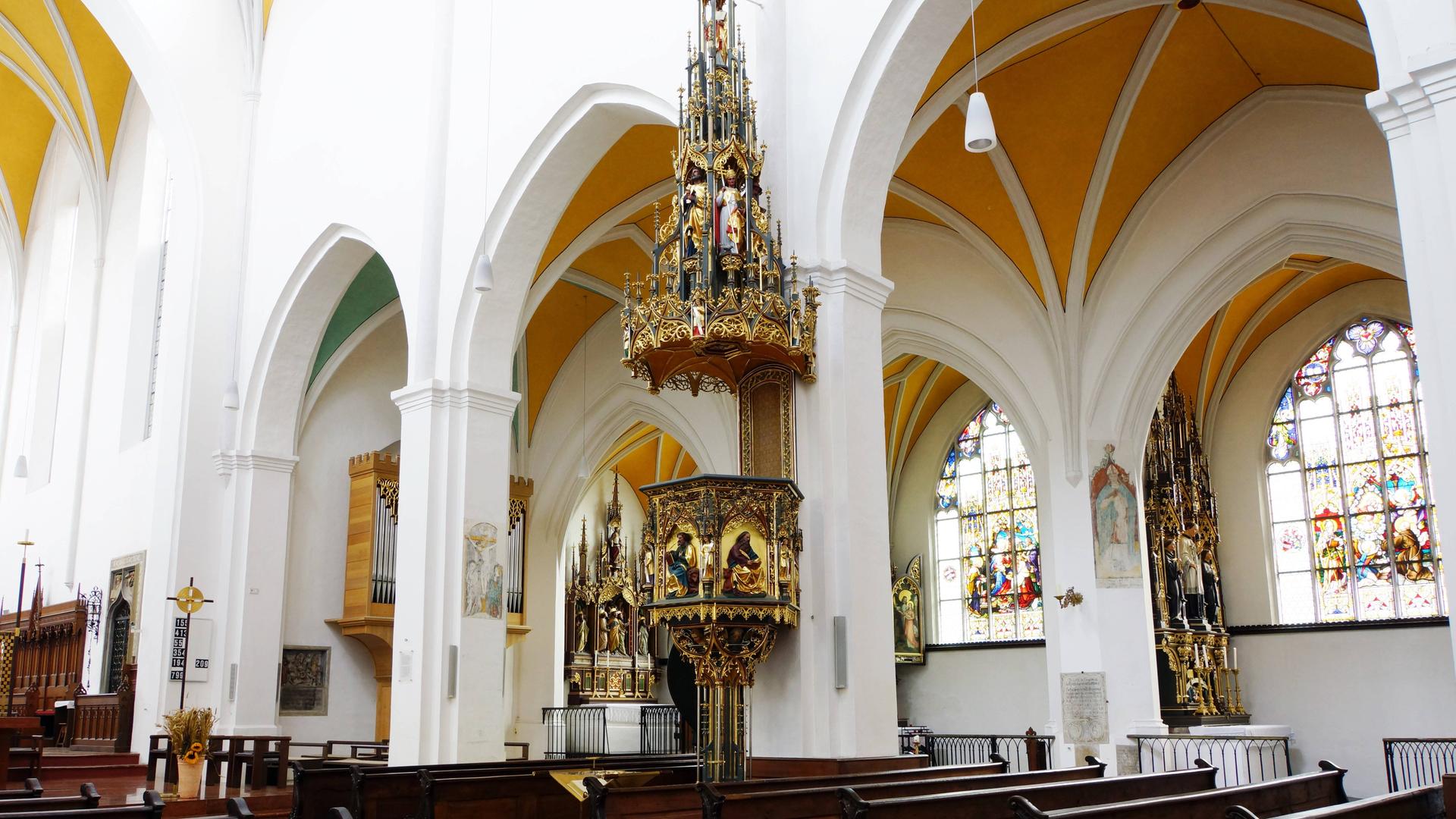 Kunstvolle Kanzel in der Kirche Sankt Jodok in Landshut (Bayern)