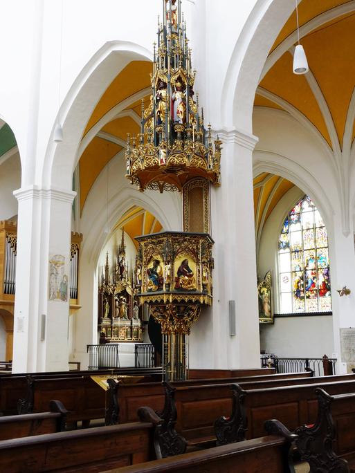 Kunstvolle Kanzel in der Kirche Sankt Jodok in Landshut (Bayern)