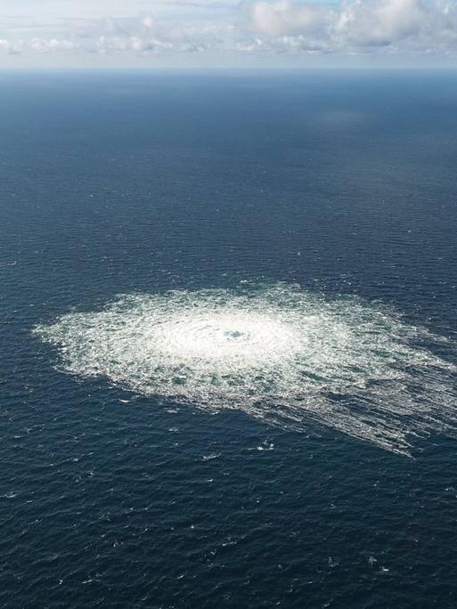 Das Foto zeigt einen großen Strudel an der Oberfläche der Ostsee auf dem Staatsgebiet Dänemark. Es handelt sich um drei Lecks in den Gaspipelines Nordstream 1 und 2.