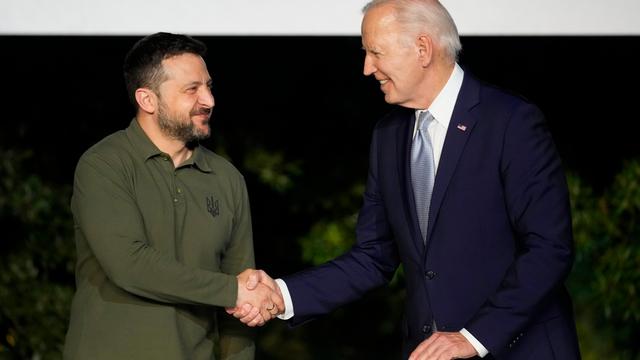 US-Präsident Biden und der ukrainische Präsident Selenskyj reichen sich nach der Unterzeichnung eines Sicherheitsabkommens die Hand. 