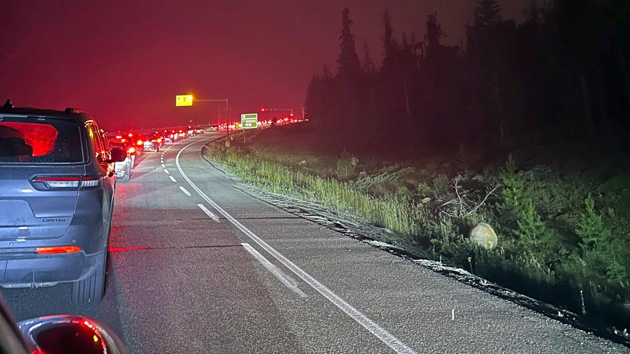 Jaspis: Dieses von Carolyn Campbell zur Verfügung gestellte Foto zeigt Autos, die den Highway im Stau stehen, als Menschen am frühen Morgen wegen der Waldbrände evakuiert werden.