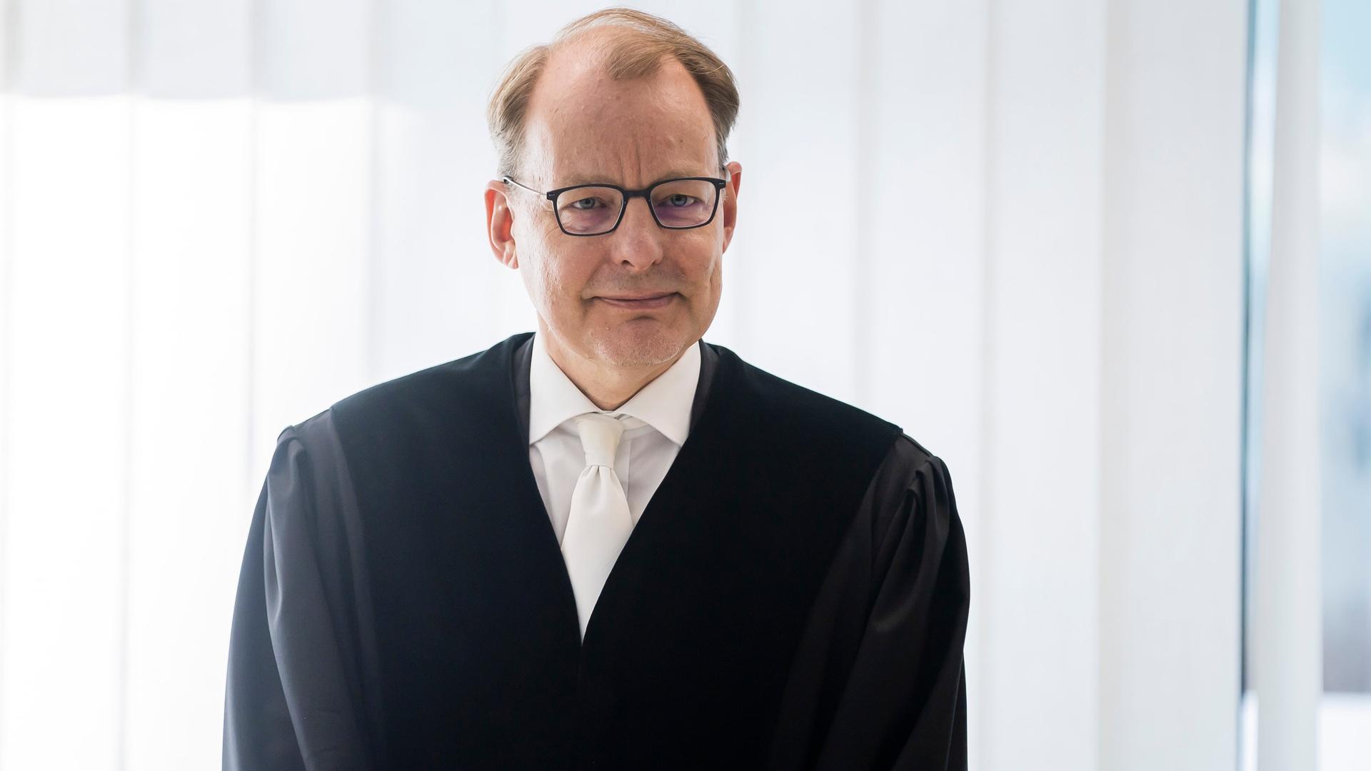 Berlin: Richter Wilfried Peters im Porträt. Er trägt sein Ornat und lächelt. Berlin: Richter Wilfried Peters im Porträt. Er trägt sein Ornat und lächelt.