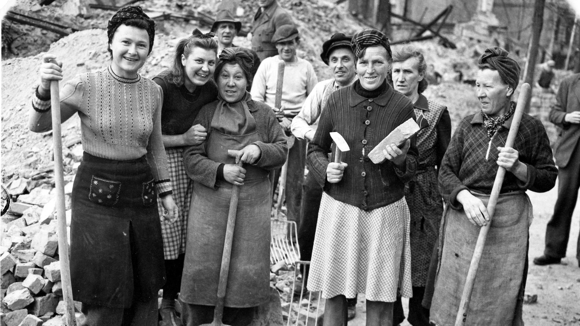 Sieben sogenannte Trümmerfrauen schauen in die Kamera, fotografiert am 22. Dezember 1948 in Berin