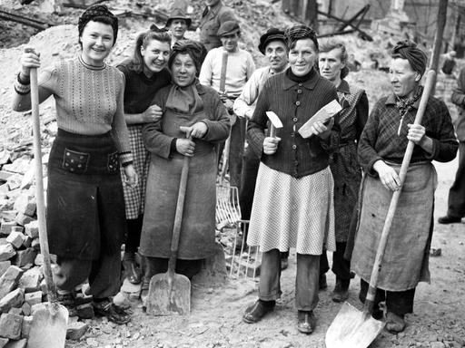 Sieben sogenannte Trümmerfrauen schauen in die Kamera, fotografiert am 22. Dezember 1948 in Berin