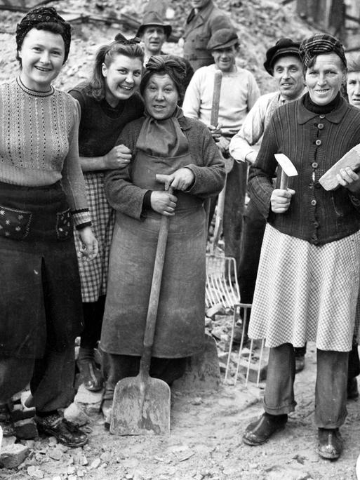 Sieben sogenannte Trümmerfrauen schauen in die Kamera, fotografiert am 22. Dezember 1948 in Berin