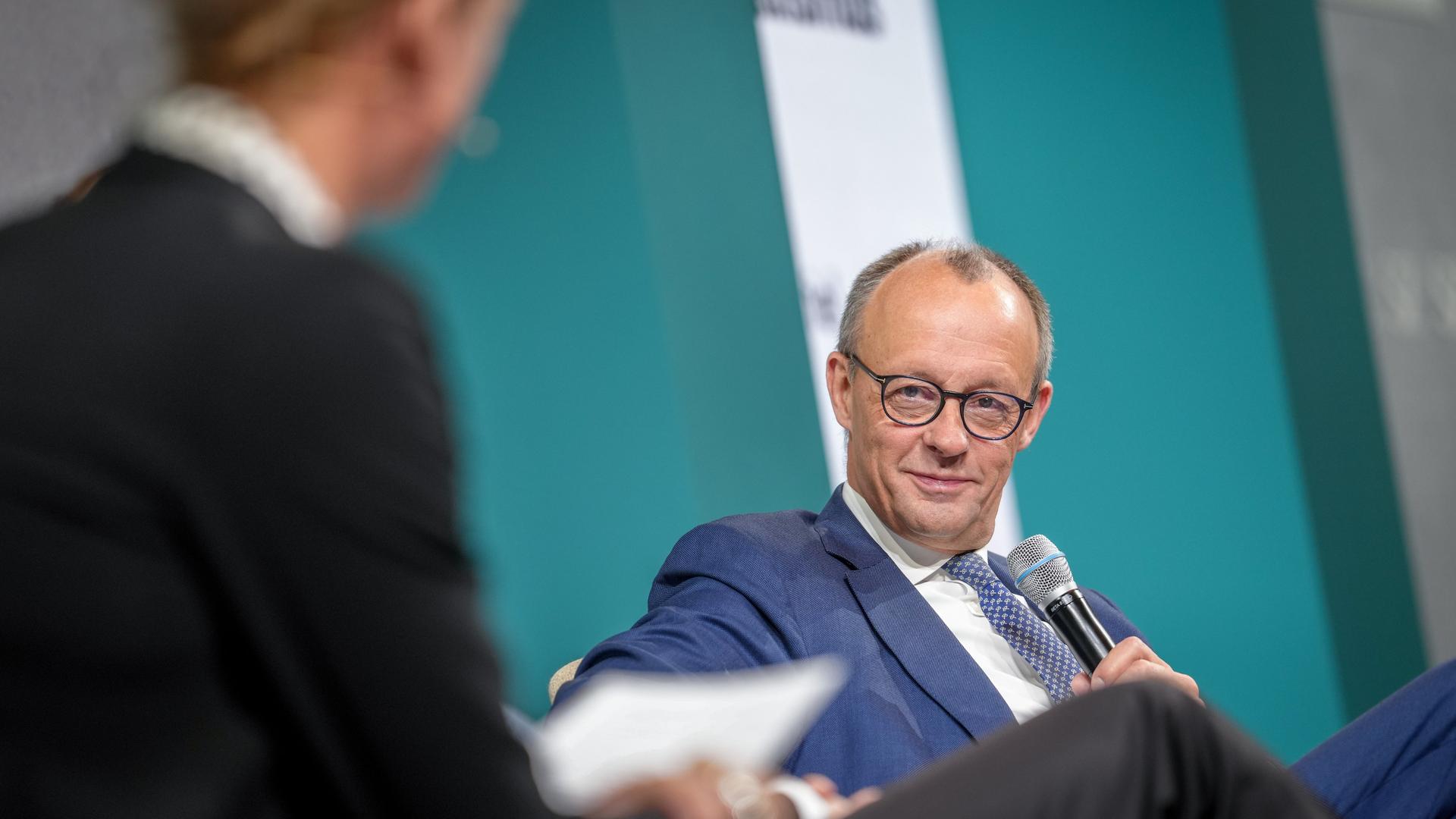 Berlin: Friedrich Merz, CDU-Bundesvorsitzender und Unionsfraktionsvorsitzender, spricht Wirtschaftsgipfel der Süddeutschen Zeitung.