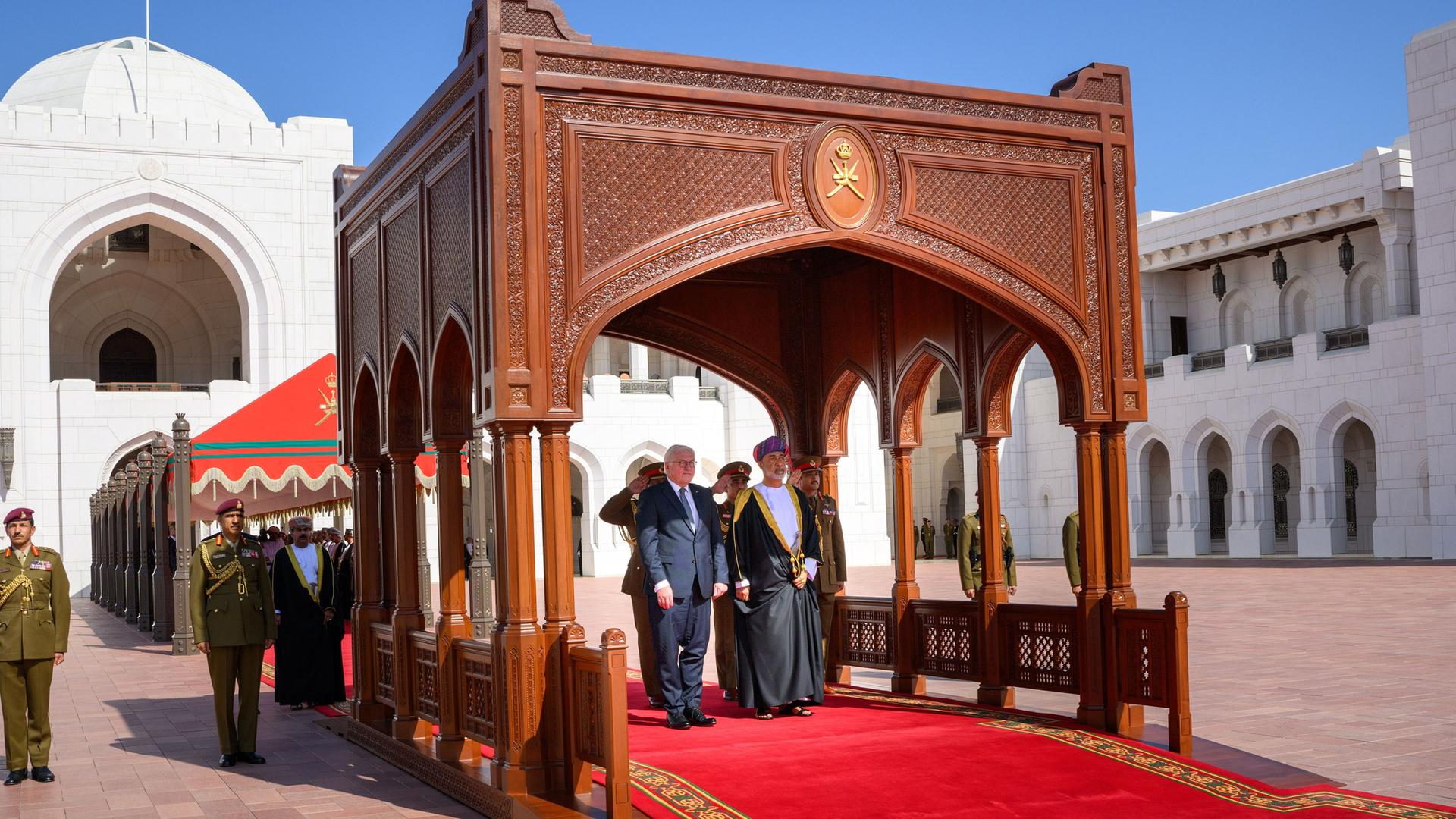 Maskat: Haitham bin Tariq bin Taimur al-Said (rechts auf dem roten Teppich), Sultan von Oman, begrüßt Bundespräsident Frank-Walter Steinmeier (links auf dem roten Teppich) mit militärischen Ehren am Palast des Sultans.