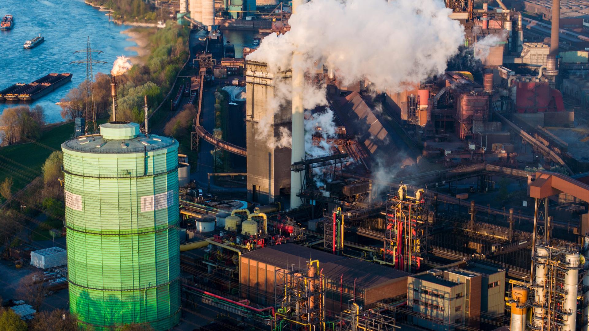 Nordrhein-Westfalen, Duisburg: Direkt am Rhein steht das Stahlwerk von HKM in Duisburg. (Luftaufnahme mit einer Drohne) Nordrhein-Westfalen, Duisburg: Direkt am Rhein steht das Stahlwerk von HKM in Duisburg. (Luftaufnahme mit einer Drohne)
