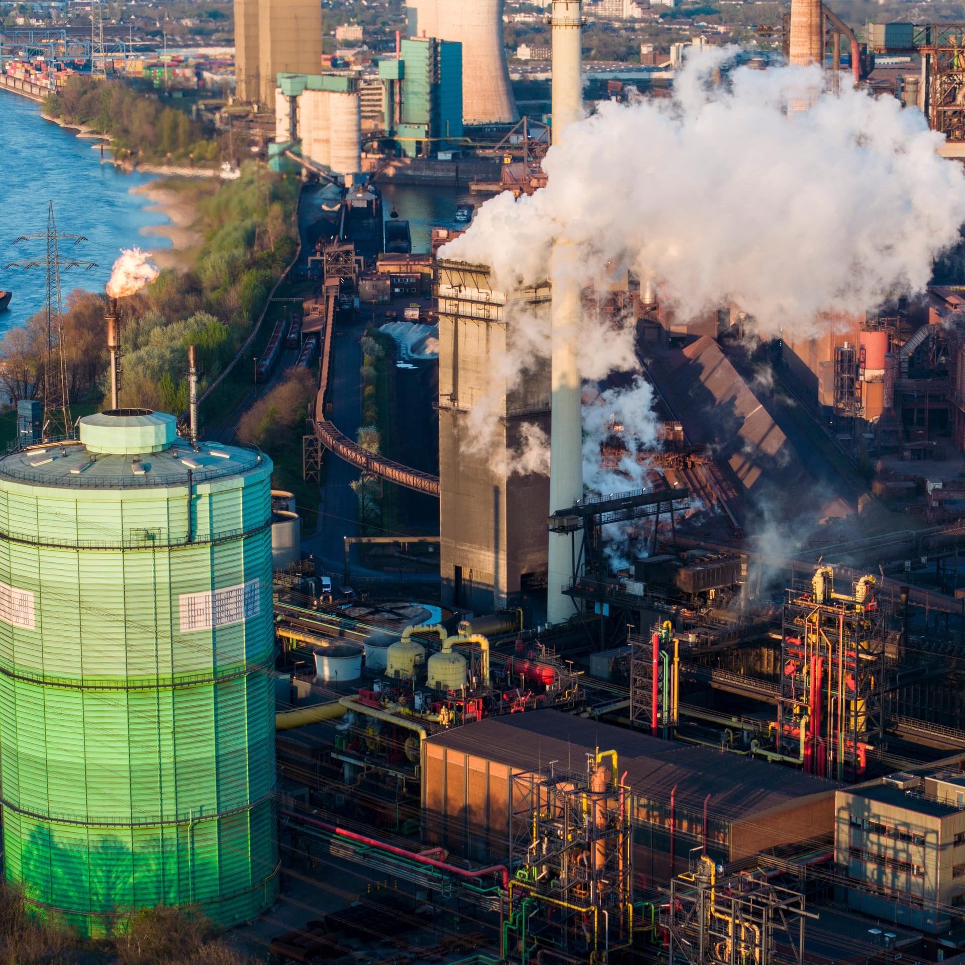 Nordrhein-Westfalen, Duisburg: Direkt am Rhein steht das Stahlwerk von HKM in Duisburg. (Luftaufnahme mit einer Drohne)