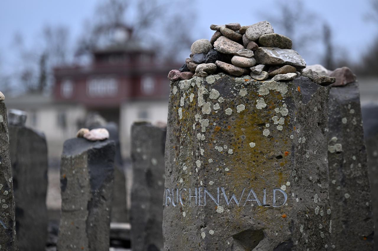 Ein Gedenkstein mit der Aufschrift «Buchenwald» in der Gedenkstätte Buchenwald. 