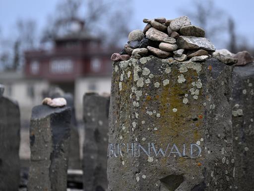Ein Gedenkstein mit der Aufschrift «Buchenwald» in der Gedenkstätte Buchenwald. 