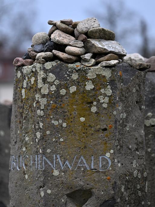 Ein Gedenkstein mit der Aufschrift «Buchenwald» in der Gedenkstätte Buchenwald. 