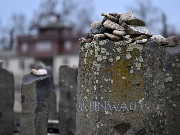 Ein Gedenkstein mit der Aufschrift «Buchenwald» in der Gedenkstätte Buchenwald. 