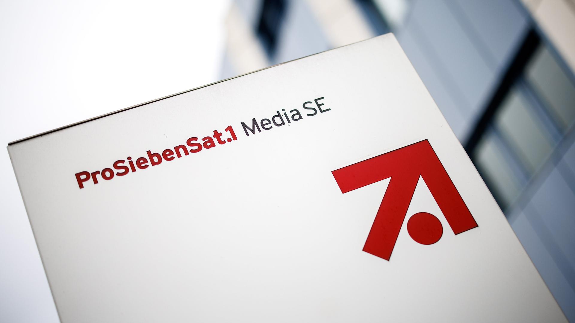 Das Logo und der Schriftzug der "ProSiebenSat.1 Media SE" ist im Gewerbegebiet "Unterföhring Park" an einer Säule vor einem Gebäude von ProSiebenSat.1 zu sehen. 