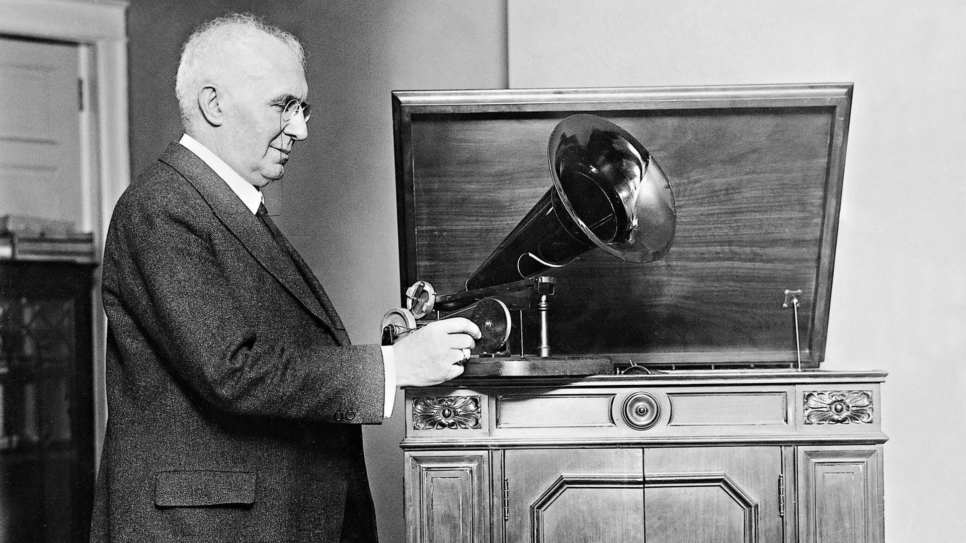 Emil Berliner (1851-1929), deutsch-amerikanischer Erfinder, mit einem Grammofon. Emil Berliner war Miterfinder der Schallplatte und des Grammofons. Emil Berliner (1851-1929), deutsch-amerikanischer Erfinder, mit einem Grammofon. Emil Berliner war Miterfinder der Schallplatte und des Grammofons.