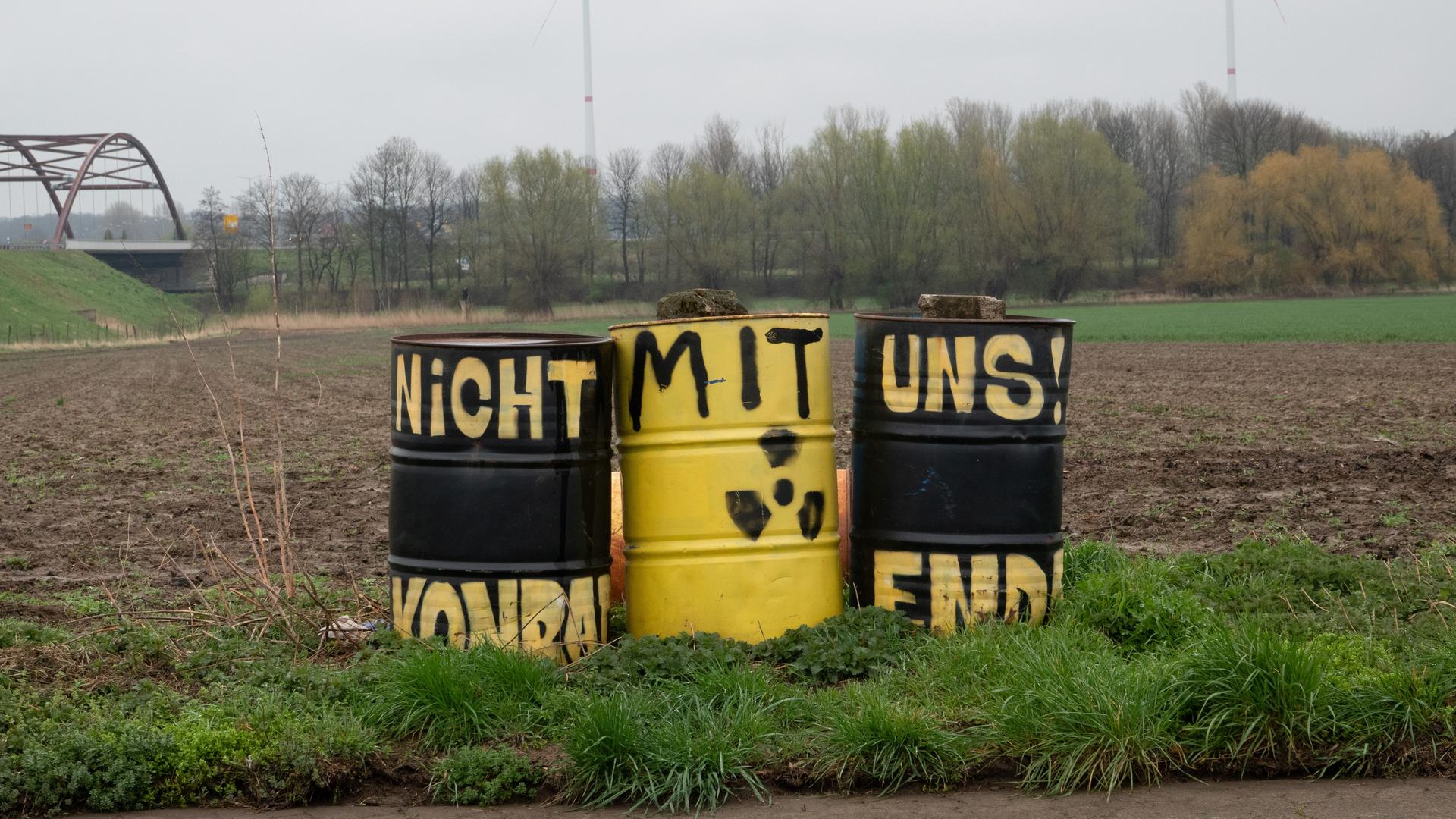 Drei Fässer mit einem Atomsymbol und der Aufschrift "Nicht mit uns" stehen als Protestaktion auf einem Feld in der Ortschaft Bleckenstedt bei Salzgitter in der Nähe von Schacht Konrad. 
