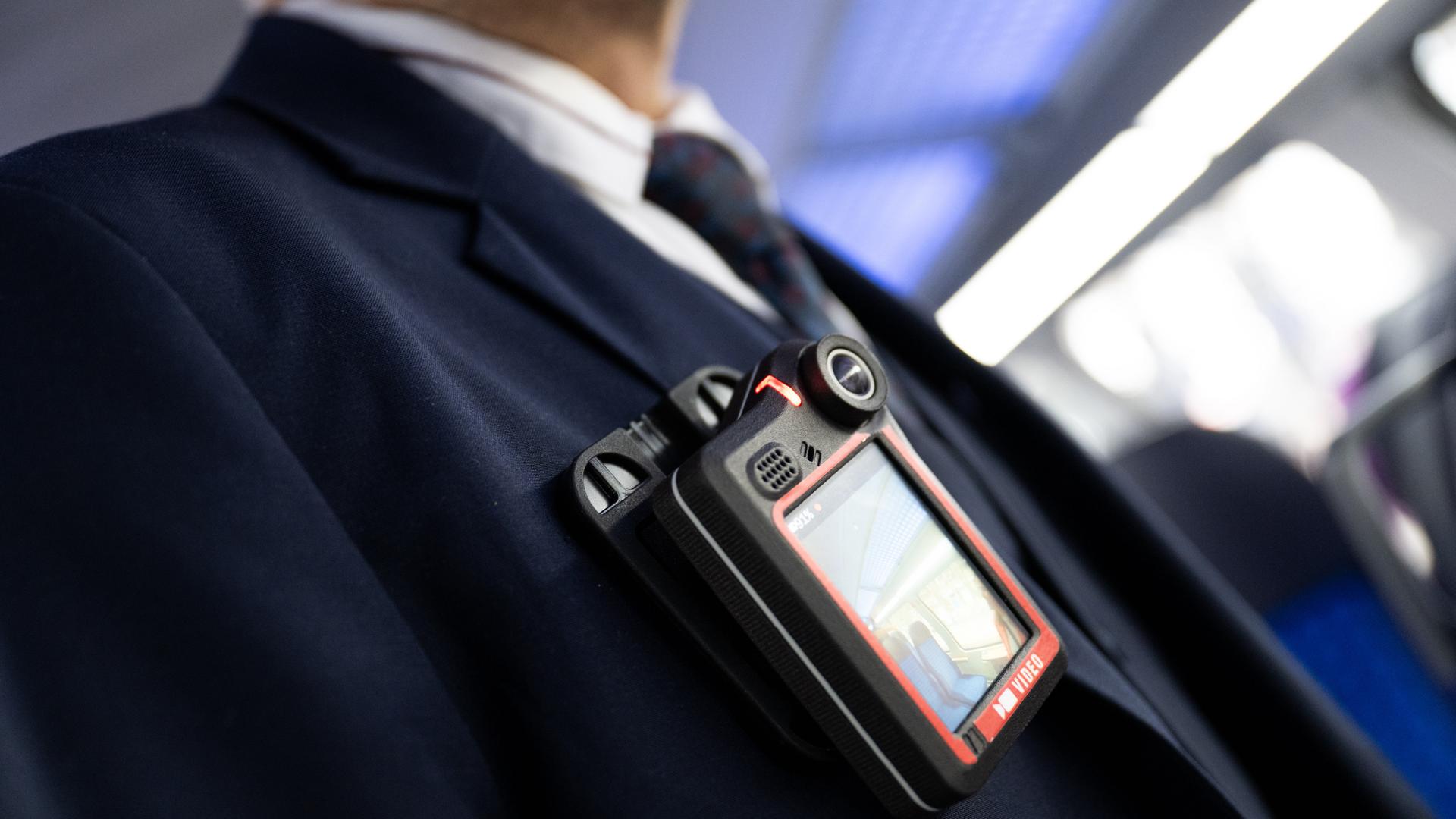 Hessen, Frankfurt/M.: Ein Kundenbetreuer von DB Regio steht im Hauptbahnhof in Frankfurt am Main mit einer Bodycam.