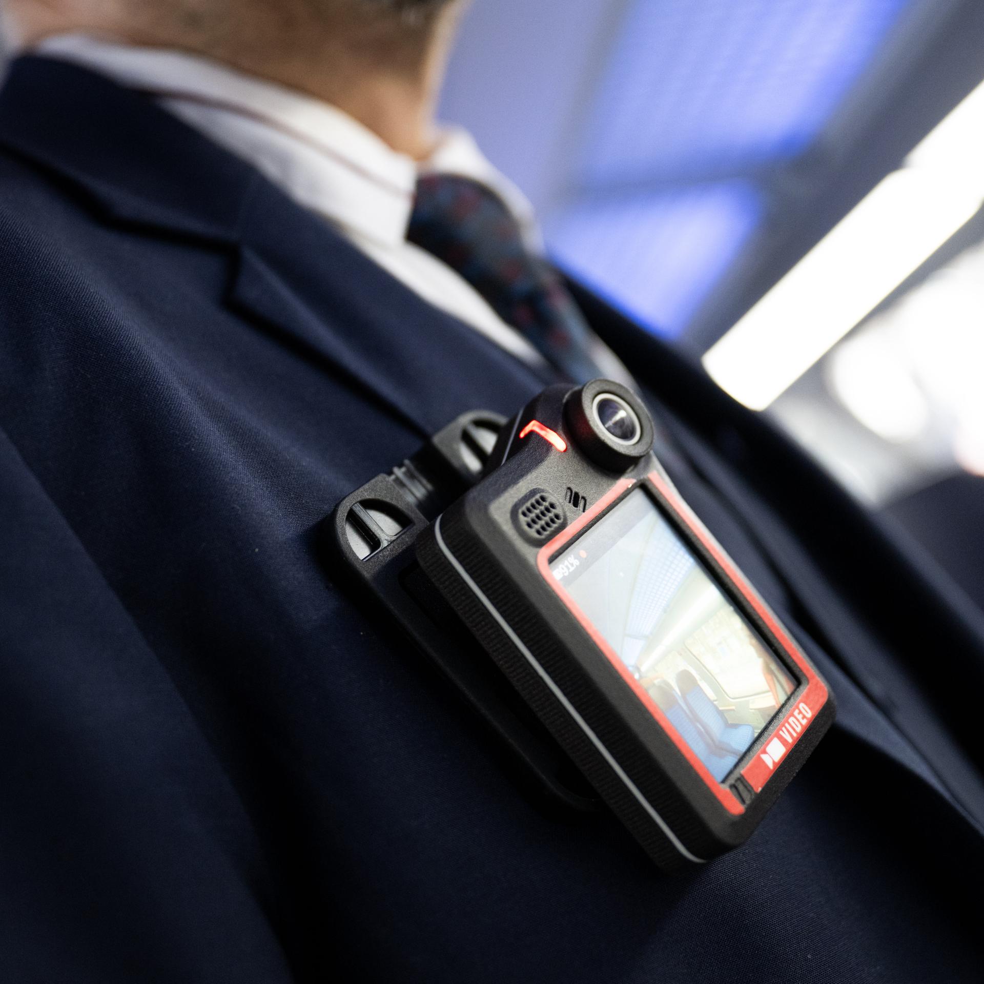 Hessen, Frankfurt/M.: Ein Kundenbetreuer von DB Regio steht  im Hauptbahnhof in Frankfurt am Main mit einer Bodycam.