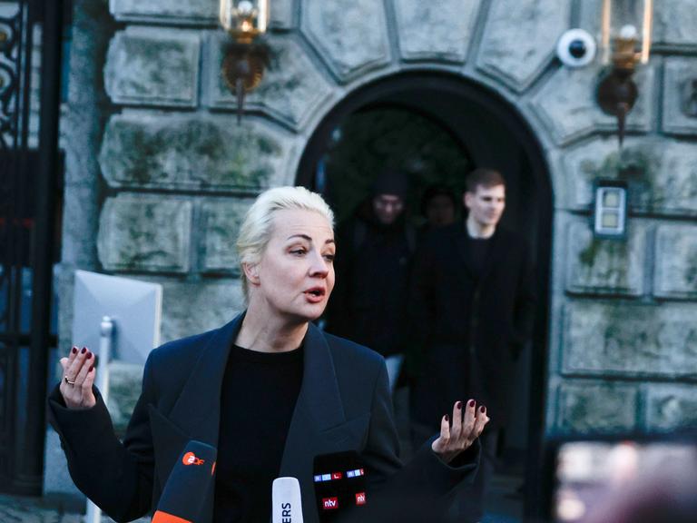 Julia Nawalnaja (vorne), Witwe von Alexej Nawalny, spricht nach ihrer Stimmabgabe für die Präsidentschaftswahl in Russland in der russischen Botschaft zu Medienvertreterinnen und Medienvertretern.